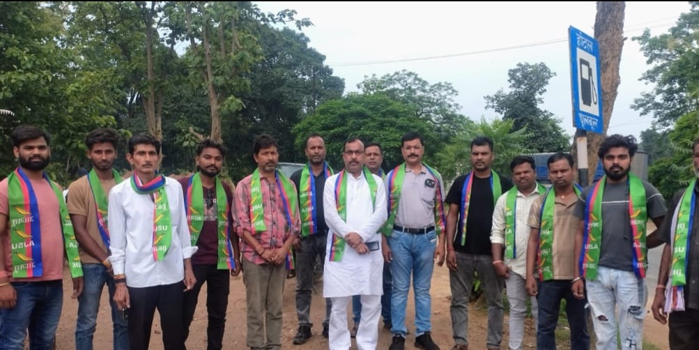 जमशेदपुर में आयोजित युवा आजसू अधिवेशन में शामिल होने मेदिनीनगर से आजसू नेताओं का जत्था रवाना