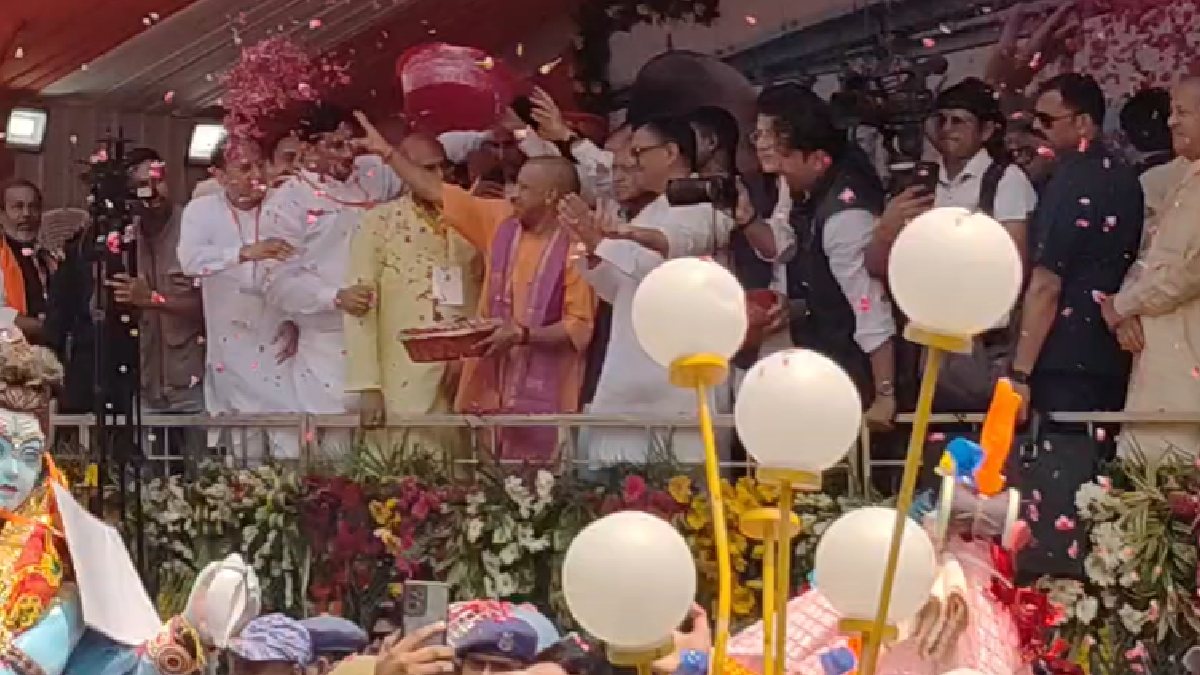 CM योगी ने मेरठ में कांवड़ियों पर की पुष्पवर्षा, हेलीकॉप्टर से भी बरसे फूल
