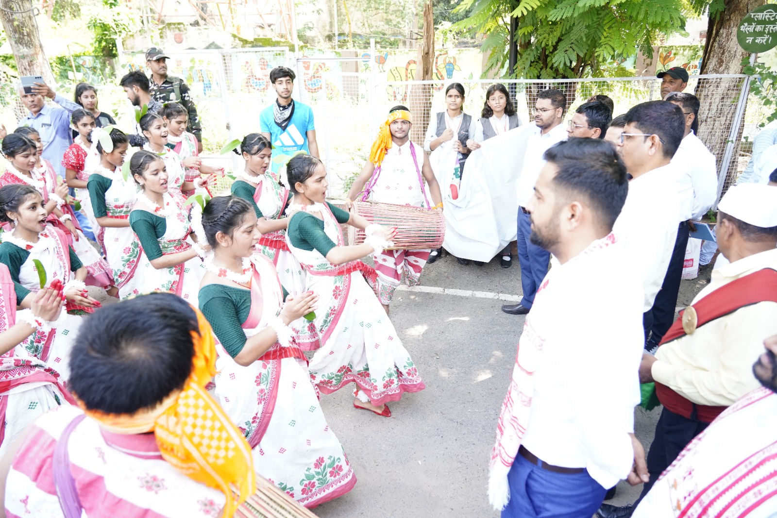 विश्व आदिवासी दिवस पर पलामू में निकली प्रभात फेरी, बिरसा मुंडा और शिबू सोरेन की वेशभूषा में विद्यार्थियों ने मोहा मन
