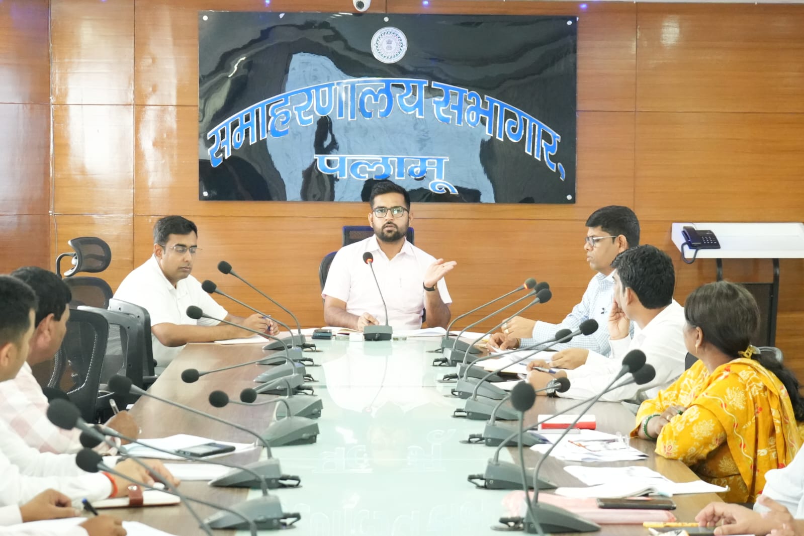 कल्याणकारी योजनाओं में लापरवाही बर्दाश्त नहीं, पात्र लाभुकों तक समय पर पहुंचे लाभ : उपायुक्त