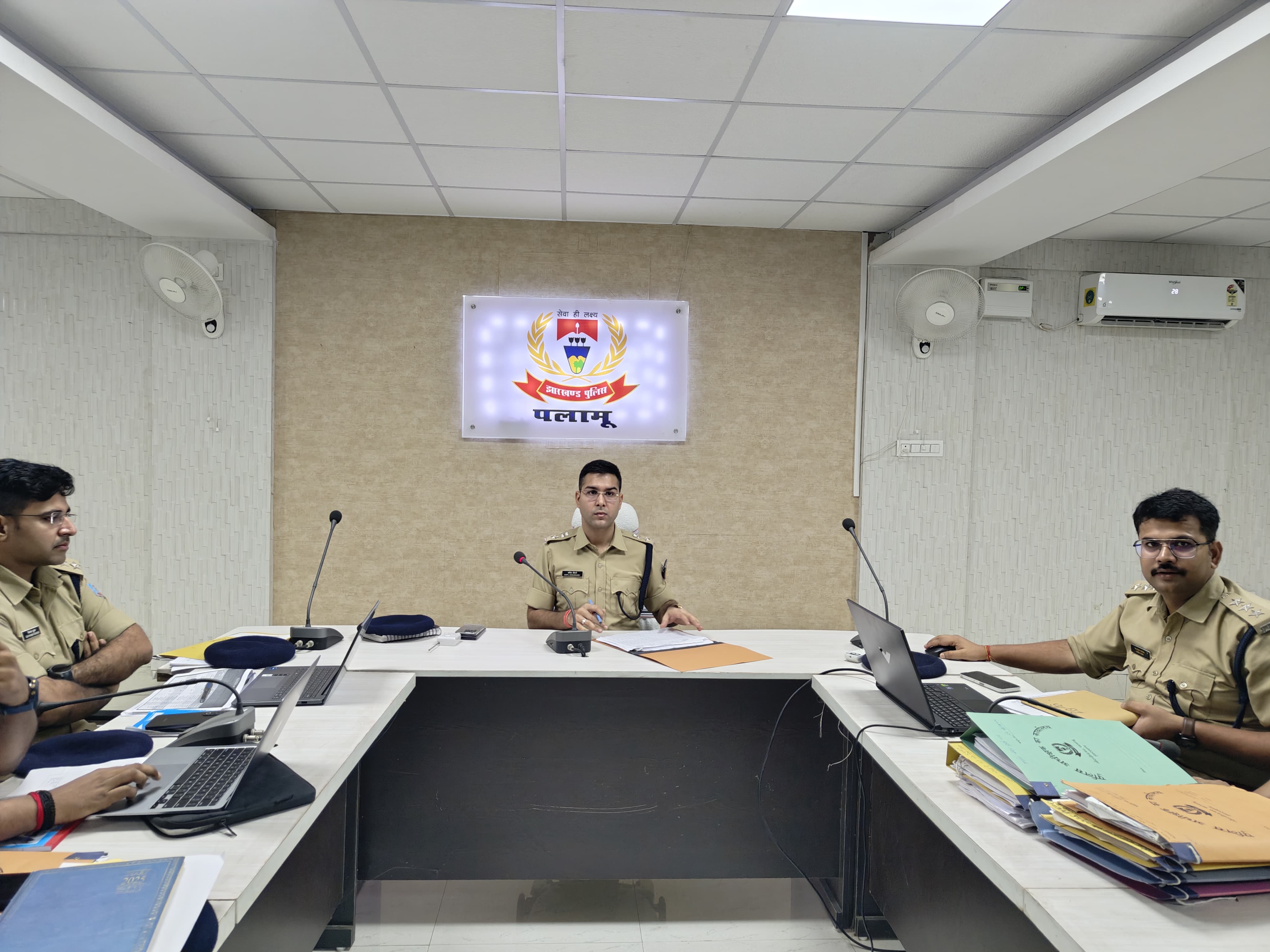 पलामू में अपराध नियंत्रण को लेकर एसपी कपिल चौधरी की सख्ती, थाना प्रभारियों को जनता दरबार और CCTV पर विशेष निर्देश