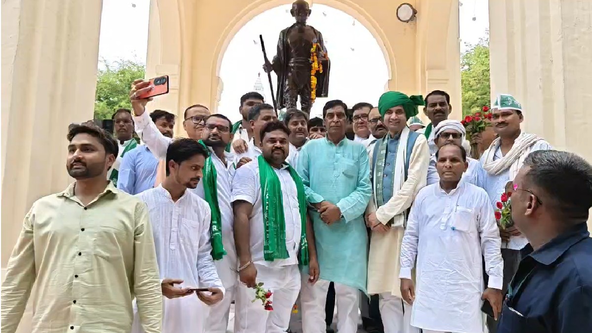 लखनऊ पहुंचे RLD प्रदेश अध्यक्ष ऐश्वर्य राज सिंह, गांधी प्रतिमा पर किया नमन