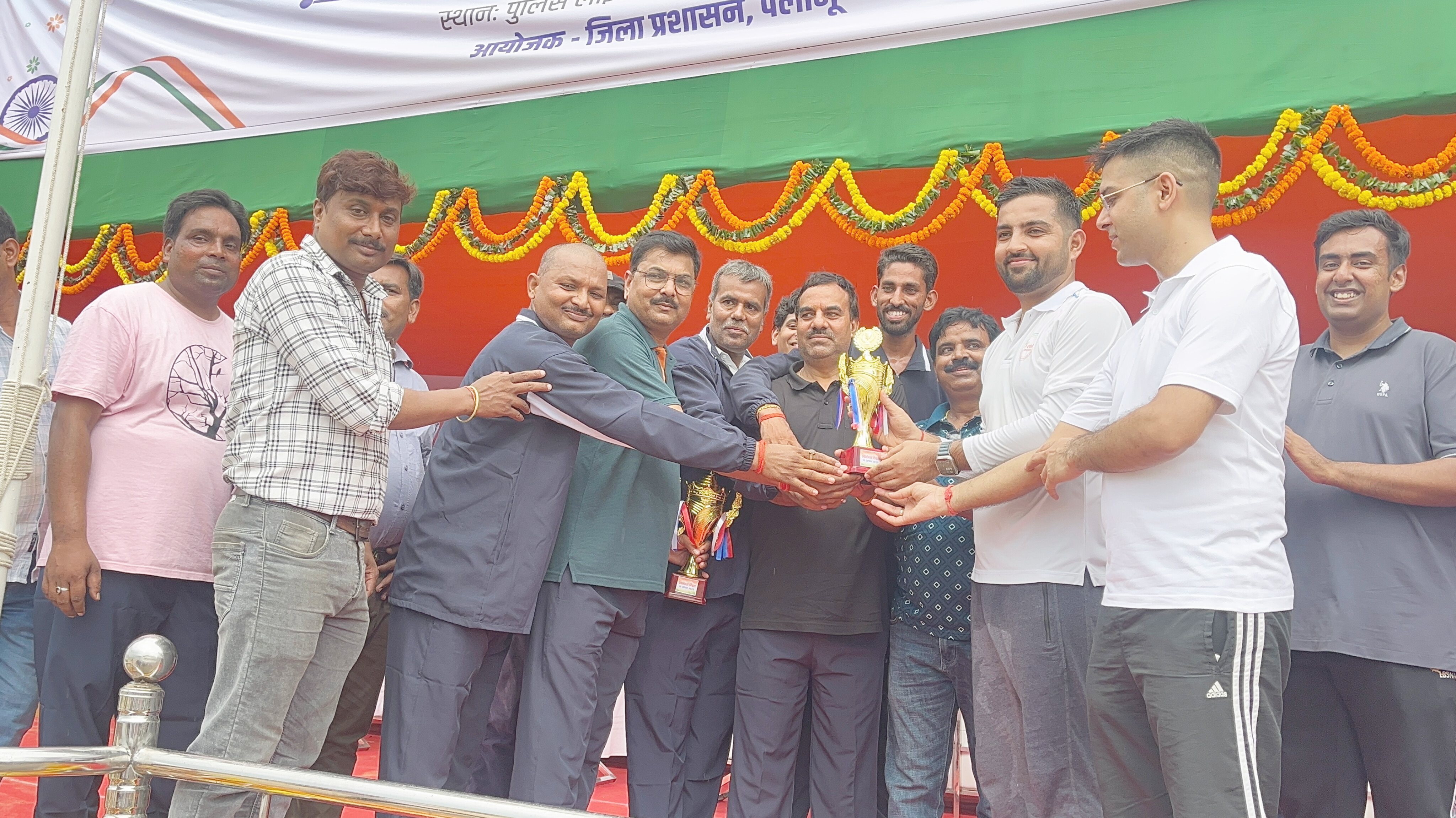 उपायुक्त की गेंद पर शशिकांत ओझा ने जड़ा विजयी रन, पत्रकार एकादश ने जिला प्रशासन को 3 विकेट से हराया